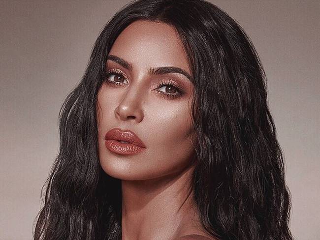 A través de redes sociales, la celebridad y empresaria publicó dos imágenes de su época de adolescencia.. Foto: Instagram Kim Kardashian