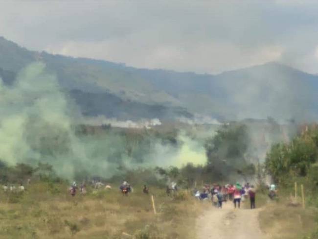 Las autoridades indígenas denunciaron que los uniformados atacaron a los comuneros con disparos de fusil . Foto: Cortesía