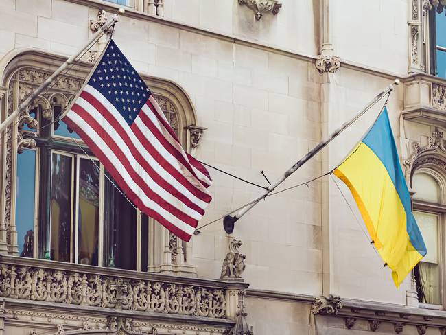 Banderas de Estados Unidos y Ucrania. Foto: Getty Imágenes