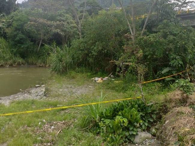 Un hombre fue hallado sin vida debajo de un puente en la entrada hacia Chinchiná, Caldas. Foto: Policía de Caldas