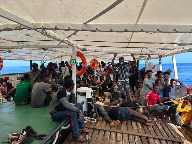 ROMA, 04/08/2023.-Más de 2.000 migrantes han desembarcado en las últimas horas en la isla de Lampedusa, el territorio italiano más cercano a África, mientras que las embarcaciones de Open Arms rescataron este jueves a cerca de otros 1.000 en el Mediterráneo y &quot;la situación es crítica&quot;, aseguró hoy la ONG española. De las 2.168 personas que han llegado a la isla italiana en las últimas 36 horas, la pasada noche lo hicieron 790 y otras 200 esta mañana en 27 embarcaciones que fueron auxiliadas por las patrulleras de la Guardia Costera y de la Guardia de Finanzas, pero también por las tripulaciones de Open Arms y de Resqship. EFE/Esther Camps / Open Arms***SOLO USO EDITORIAL/SOLO DISPONIBLE PARA ILUSTRAR LA NOTICIA QUE ACOMPAÑA (CRÉDITO OBLIGATORIO)***