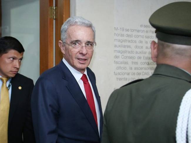 El próximo 6 de abril, la Fiscalía General de la Nación pedirá precluir la investigación contra Álvaro Uribe. Foto: Colprensa / CAMILA DÍAZ