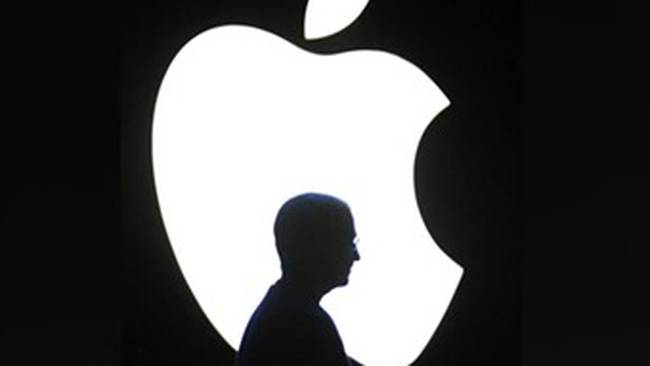 Sombra de Steve Jobs sobre el logo de Apple. Foto: EFE