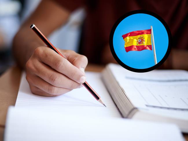 Persona sosteniendo un lápiz con la mano mientras escribe y al lado la bandera de España (Fotos vía Getty Images)