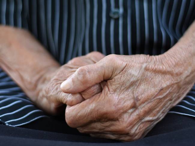 Agua, mandarina y pan: la ración para adultos mayores en hogar de Sincelejo. Foto: Getty Images