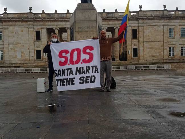 Dos samarios llegaron hasta Bogotá a protestar por la falta de agua