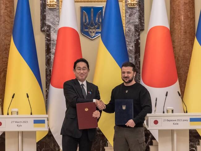 Presidente de Ucrania Volodymyr Zelensky y el primer ministro de Japón Fumio Kishida. (Photo by Roman Pilipey/Getty Images)