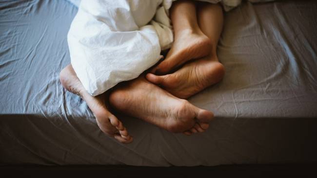 Foto de referencia de una pareja en la cama. Foto: Getty Images