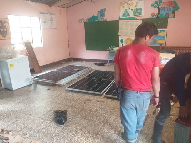 Con la ayuda del Ejército Nacional, arrancó la instalación del panel solar para hacer realidad un gran sueño: que los niños tengan energía.