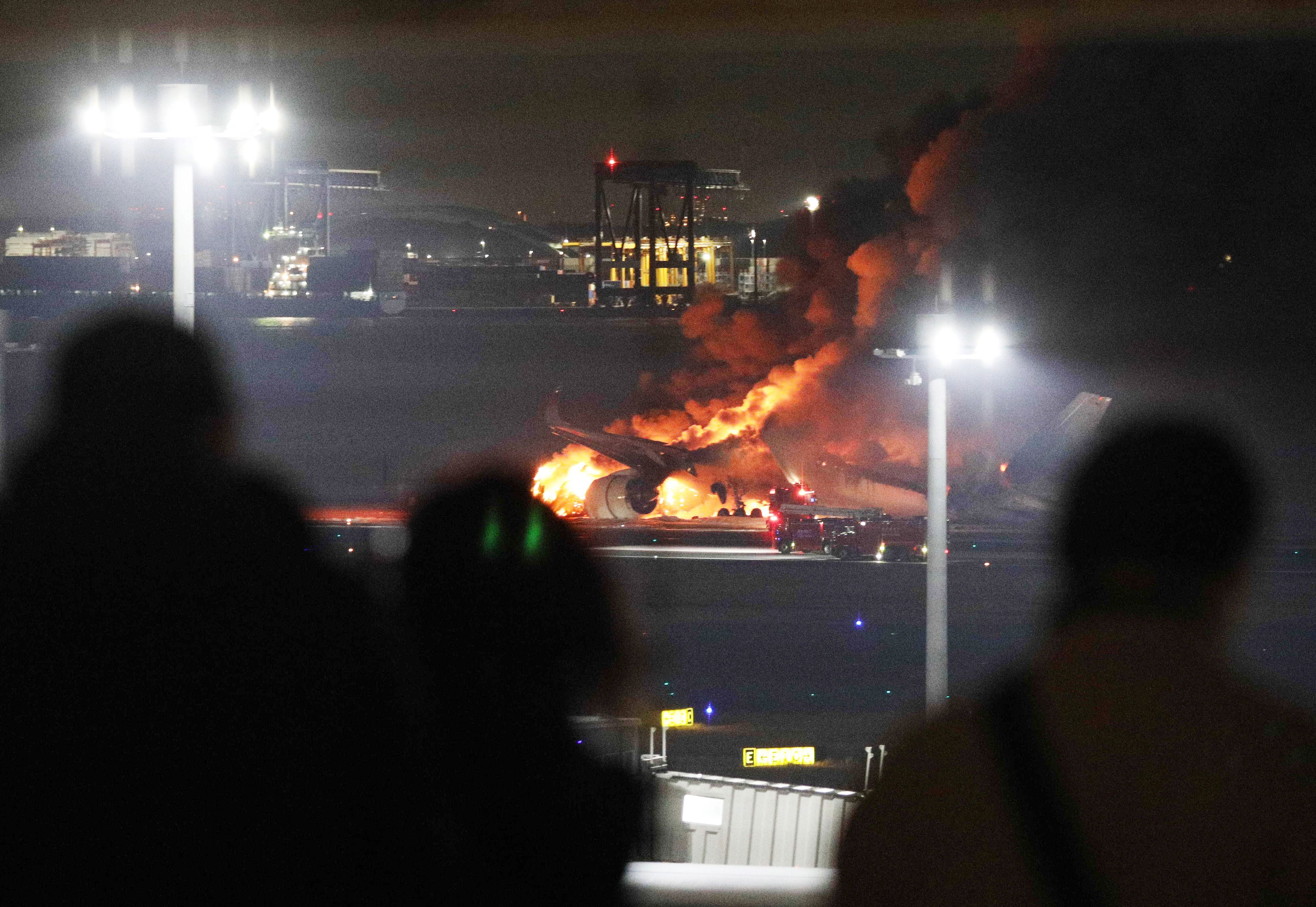 “Seguir instrucciones fue clave para sobrevivir”: pasajero del avión incendiado en Japón