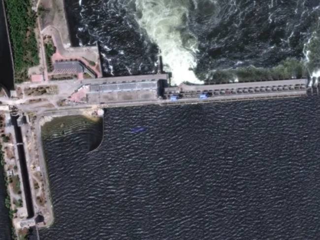 Imagen satelital proporcionada por Maxar Technologies de la presa y planta hidroeléctrica de Nova Kajovka, en el sur de Ucrania, antes de la explosión del martes.EFE/EPA/MAXAR