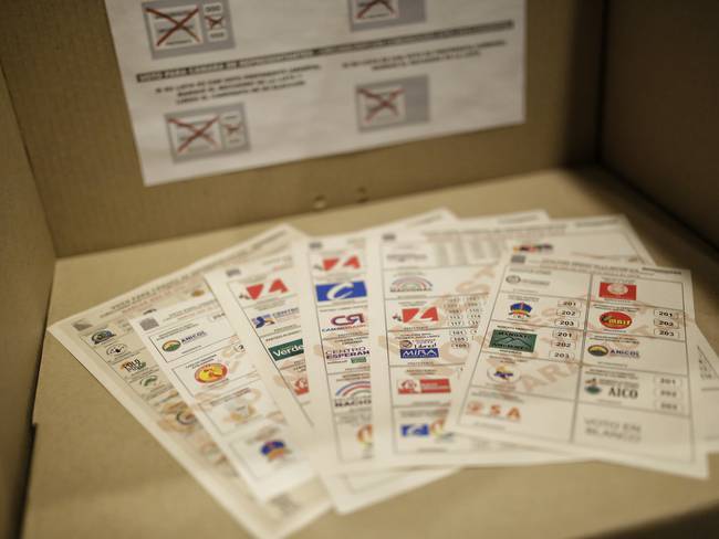 Tarjetones electorales en urna (Colprensa)