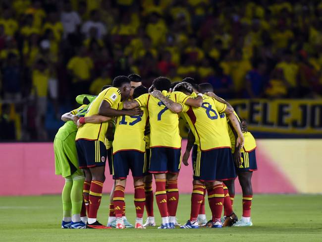 BARRANQUILLA, COLOMBIA - NOVEMBER 16: Player of Colombia huddle prior the FIFA World Cup 2026 Qualifier match between Colombia and Brazil at Estadio Metropolitano Roberto Meléndez on November 16, 2023 in Barranquilla, Colombia. (Photo by Gabriel Aponte/Getty Images)