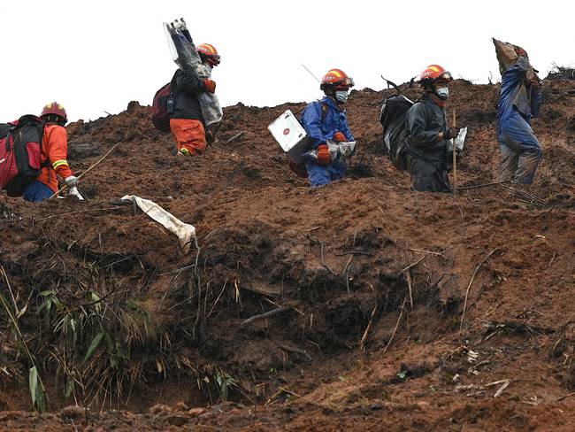 Aún no se conocen las causas del accidente del avión que se estrelló con 132 pasajeros en China