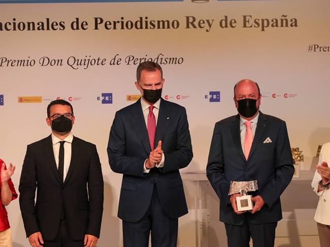 Los periodistas Juan David Cardozo y Julio Sánchez reciben de manos del rey Felipe el Premio de Radio. Foto: Agencia EFE