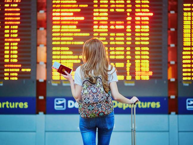 Estudiante con mochila en el aeropuerto internacional (Foto vía Getty Images)