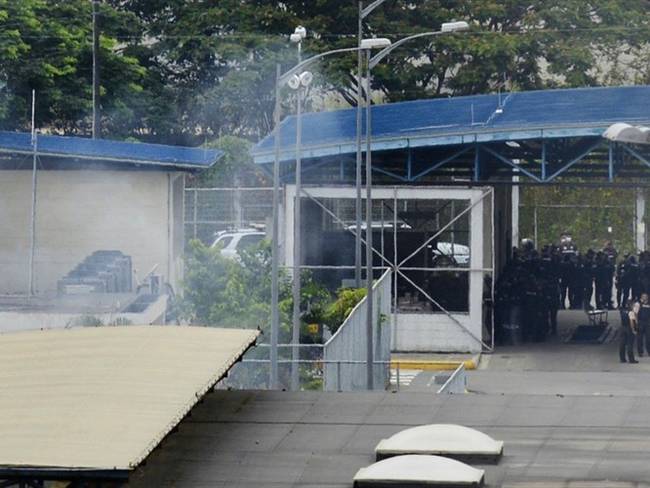 Policías de Ecuador fueron atacados a bala por presos de la misma cárcel del puerto de Guayaquil en la que el martes hubo un motín que dejó al menos 118 muertos. Foto: Fernando Méndez / AFP