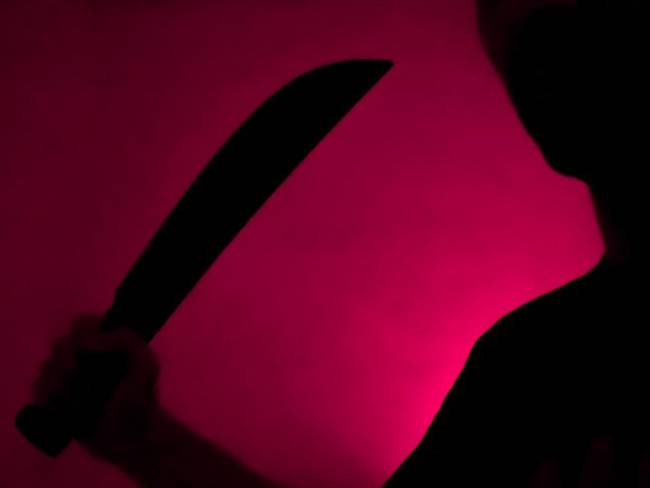 Imagen de referencia de una persona con un machete. Foto: Getty Images / PhoThoughts