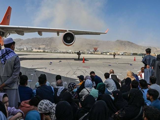 El caos en el aeropuerto de Kabul, con miles de personas que tratan de abandonar el país por avión, ha dejado varios muertos. Foto: Getty Images / WAKIL KOHSAR
