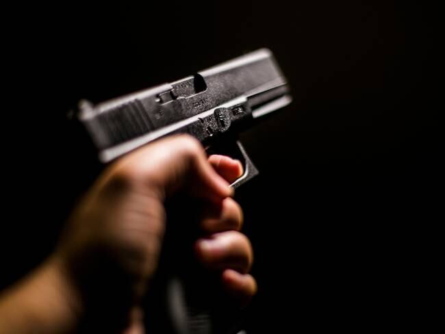 Imagen de referencia de robo con arma armada. Foto: Getty Images.