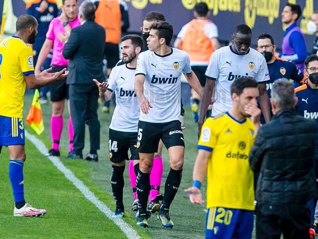 Jugadores del Valencia abandonan cancha en Cádiz tras denunciar insultos racistas. Foto: Agencia EFE