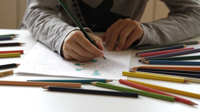 Imagen de referencia de un niño dibujando