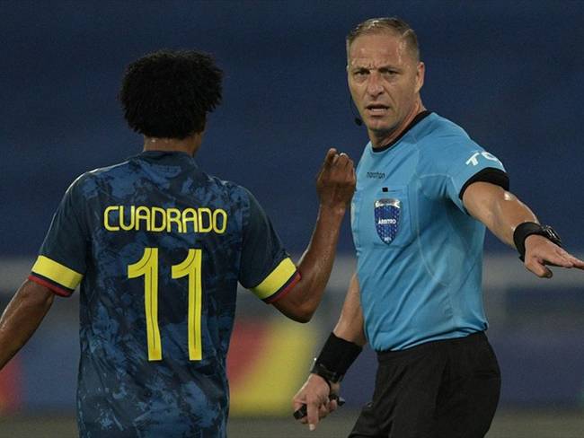 Juan Guillermo Cuadrado y árbitro Néstor Pitana en la Copa América. Foto: CARL DE SOUZA/AFP via Getty Images