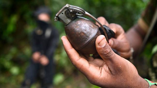 Dos sujetos habrían lanzado una granada a lugar aprovechando que la zona se encontraba sin fluido eléctrico. Foto: Getty Images