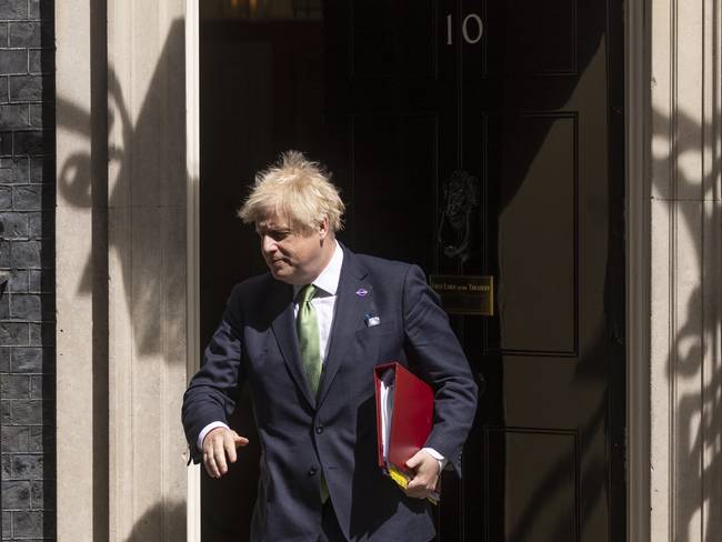 Nuevas fotos reviven las acusaciones del “partygate” contra Boris Johnson