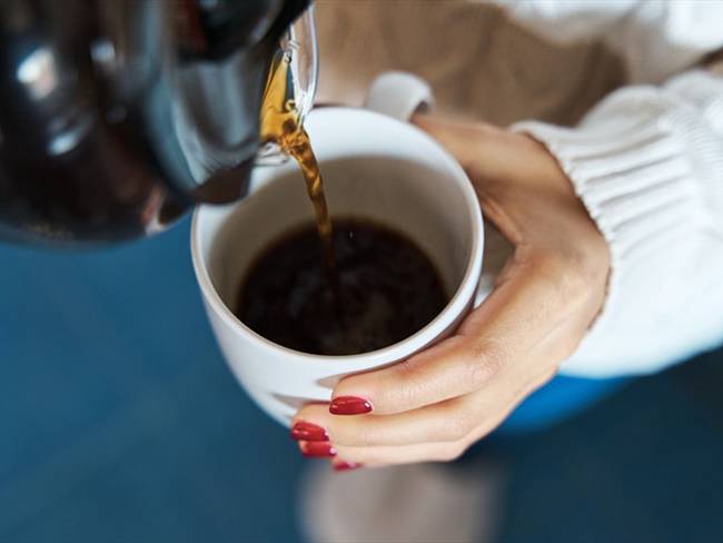 Estudio realizado por Northwestern University de Chicago expone que el consumo diario de entre 2 y 3 tazas de café ayudaría a evitar el contagio de COVID-19. Foto: Getty Images