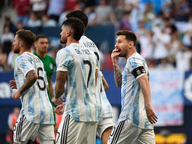 Lionel Messi con sus compañeros de la Selección de Argentina. (Photo by ANDER GILLENEA / AFP) (Photo by ANDER GILLENEA/AFP via Getty Images)