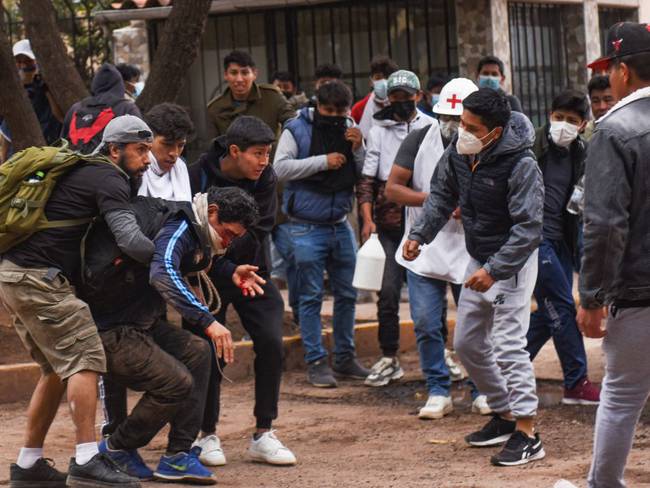 Heridos durante protestas en Perú. (Photo by Ivan Flores / AFP) (Photo by IVAN FLORES/AFP via Getty Images)