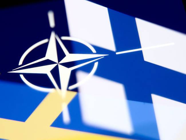 Banderas de la OTAN, Finlandia y Suecia. Foto: Getty Images