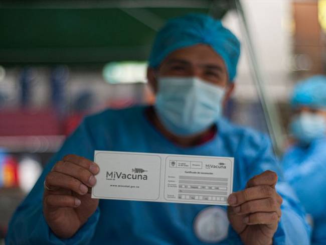 El Ministerio de Trabajo dio instrucciones a los empleadores del sector privado para que garanticen que sus trabajadores acudan a los puestos de vacunación. Foto: Getty Images / SEBASTIAN BARROS
