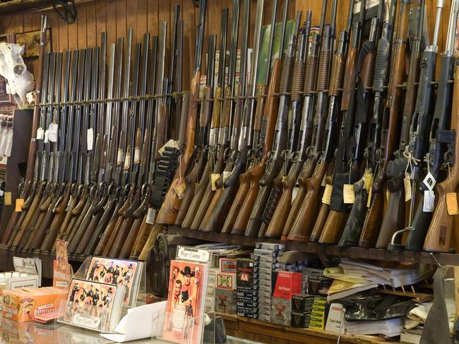 Imagen de referencia de compra de armas. Foto: Getty Images