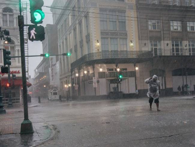 Daniel Llargues, oficial de Asuntos públicos de la agencia federal de la Administración de Emergencias de EE.UU. dijo que no hay electricidad en Nueva Orleans.. Foto: Brandon Bell/Getty Images