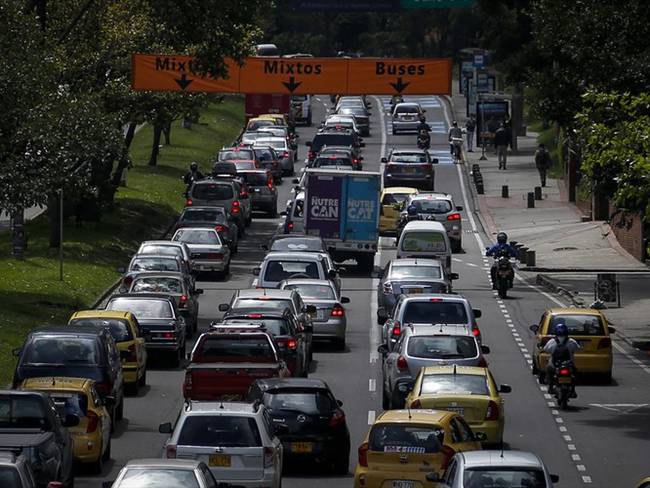 Un accidente en la vía Bogota - Siberia después del puente de Guadua colapsó la movilidad de los capitalinos.. Foto: Colprensa