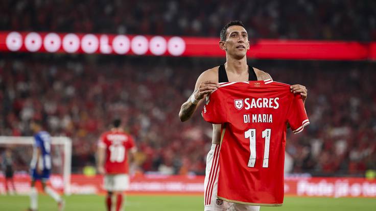 Lisbon (Portugal), 29/09/2023.- Benfica&#039;s Angel Di Maria celebrates after scoring the 1-0 goal during the Portuguese First League soccer match between Benfica CP and FC Porto, in Lisbon, Portugal, 29 September 2023. (Lisboa) EFE/EPA/JOSE SENA GOULAO