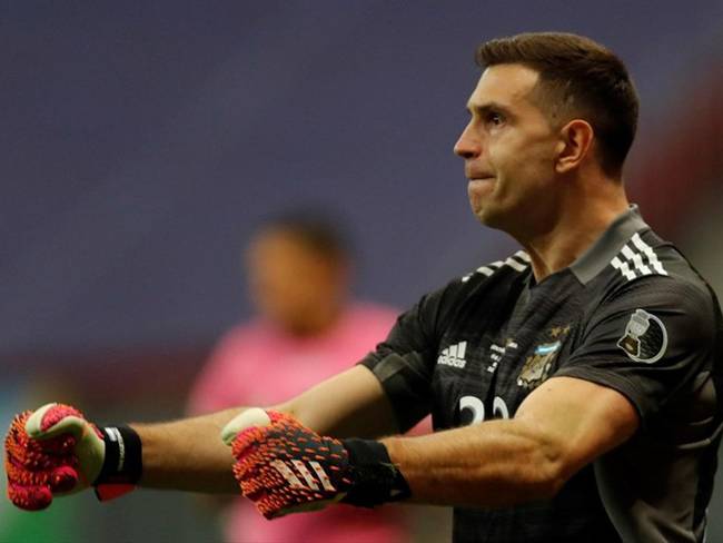 Emiliano Martínez respondió a las críticas que suscitó su comportamiento ante los jugadores colombianos en jornada de penales en Copa América . Foto: Agencia EFE