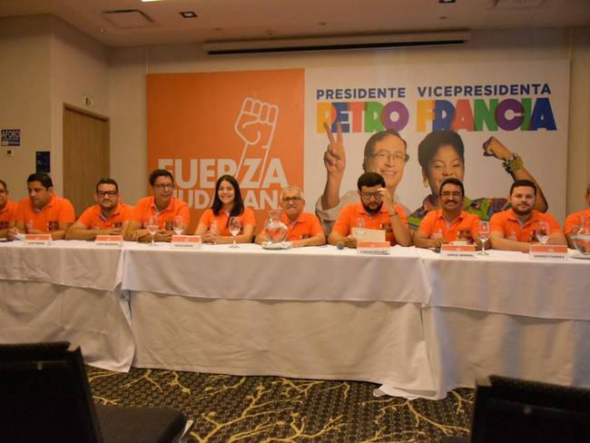 Exfuncionarios anunciaron su apoyo a la campaña de Gustavo Petro en el Magdalena. Foto: Cortesía Fuerza Ciudadana