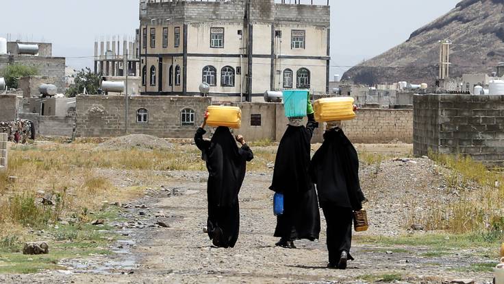 Sana&#039;a (Yemen), 17/08/2023.- Yemeni women carry water jerry cans after filling them from a donated tank in Sana&#039;a, Yemen, 17 August 2023. Yemen has one of the lowest per capita supplies of freshwater in the world because of rising population and limited water resources. Over 17 million people out of war-ravaged Yemen&#039;s more than 30-million population lack access to safe water and adequate sanitation services, according to estimates by the United Nations. EFE/EPA/YAHYA ARHAB
