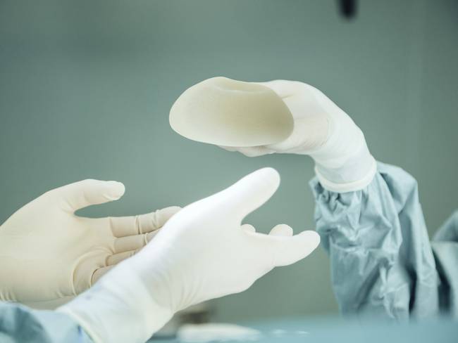 Síndrome de Asia: ¿las mujeres deben retirarse los implantes de silicona?