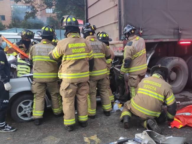 Se presentó un fuerte accidente de tránsito en el que un vehículo particular y una tractomula se vieron involucrados. Foto: Twitter Bomberos de Bogotá