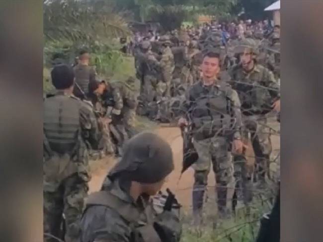 Así se encuentran los soldados en una cancha de fútbol en Tibú, Norte de Santander. Foto: Cortesía a W Radio