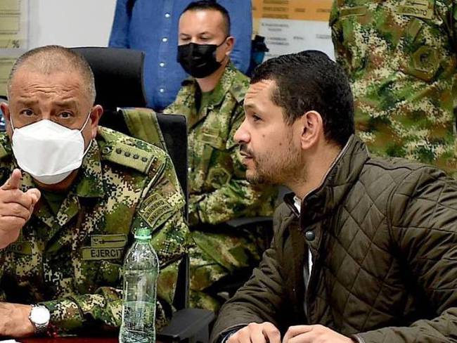 El General Navarro, el ministro de interior y otras autoridades del Cauca tuvieron una reunión de seguridad en Popayán. Crédito: MinInterior.