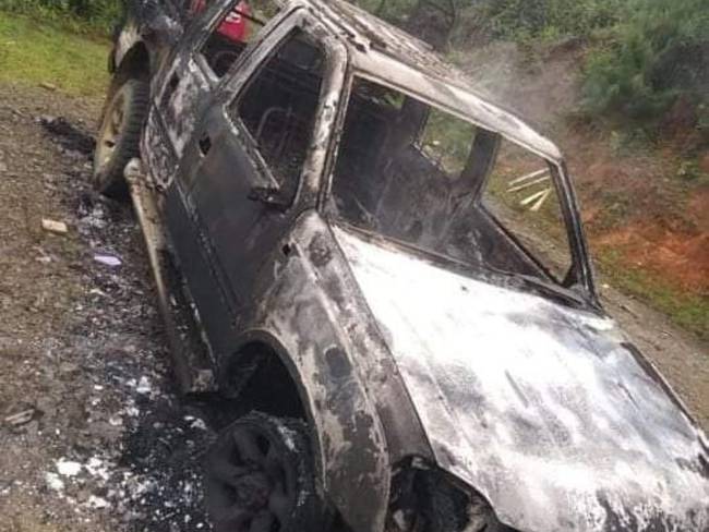 Este es el tercer vehículo incinerado en el Cauca en el marco del paro armado. Crédito: Red de Apoyo Cauca.