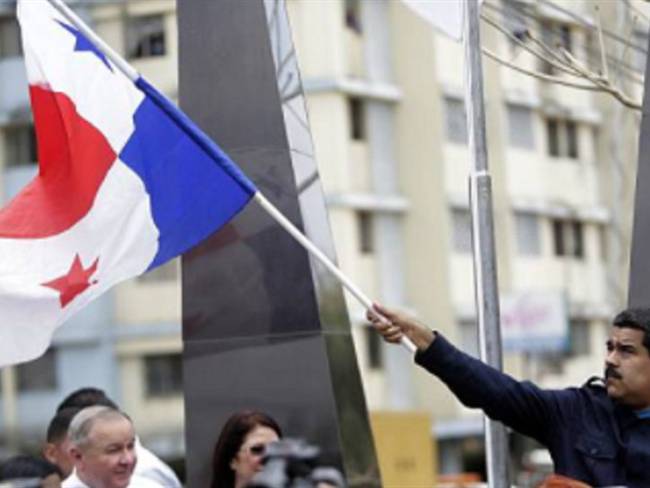 Maduro con bandera de Panamá. Foto: Getty Images