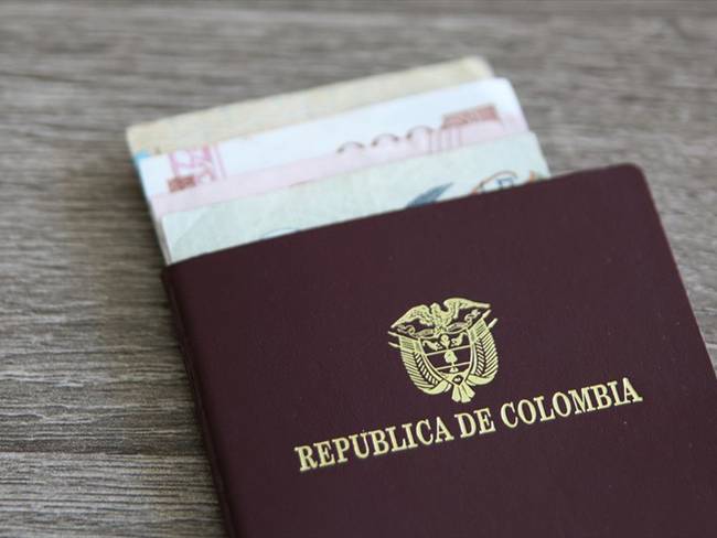 Colombianos siguen exigiendo respuestas ante falta de citas para pasaportes. Foto: Getty Images / ALEXMILLOS