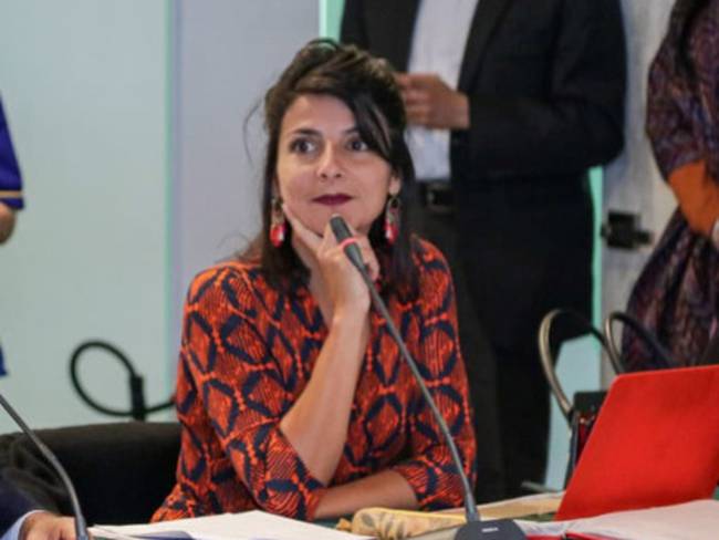 Se ‘rajó’ la ministra de Minas, Irene Vélez, con los periodistas