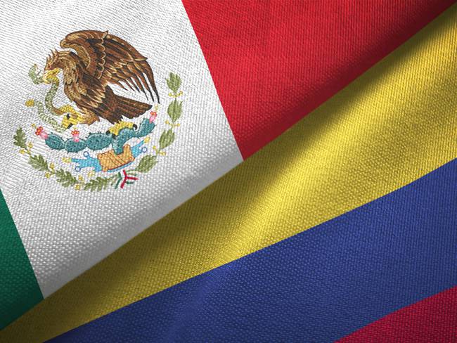 Imagen de referencia de las banderas de México y Colombia. Foto: Getty Images.